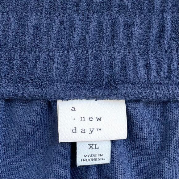 Universal Thread Navy Blue Terry Dolphin Hem Shorts NWT - Picture 7 of 8